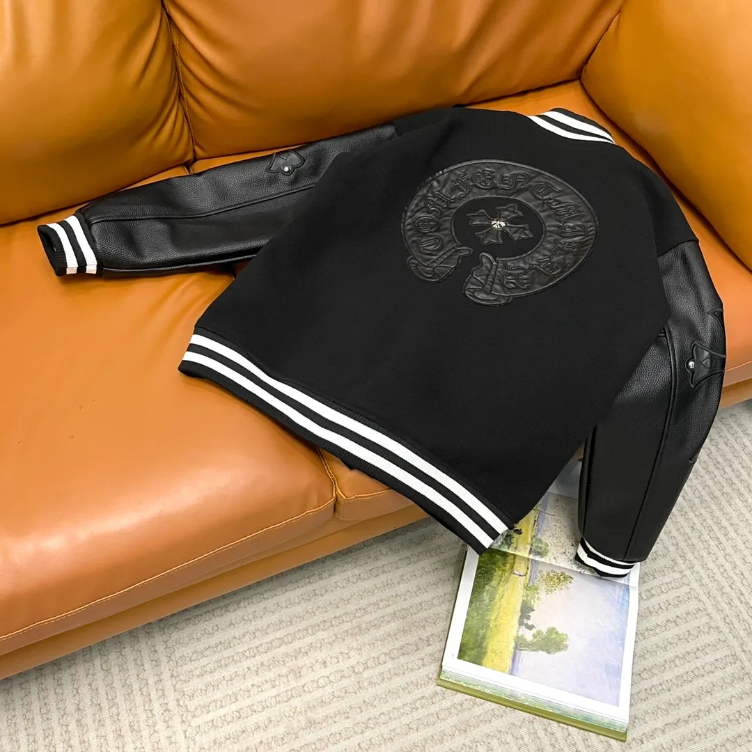 🅿️410 CH➡️Cro Xin 2024ss runway style baseball uniform jacket. I ordered the original model and it took a month to finally ship it. I love it so much. The upper body is really handsome. A blogger on Douyin said that LV's new products this year will become the future trend. If you look through street photos, you will find that celebrities regard it as a collectible jacket, a must-have item for men and women who want light luxury for commuting. Developing the highest version on the entire network, it took 1 month to customize and the cost was extremely high. The German imported flat-machine made custom-woven wool jacquard threads, using the first layer of imported lambskin. The pleated texture is unparalleled. It is hand-cut and meticulously crafted. The stitching position is very technical. Whether the whole garment is good or not depends on this position. Top-notch workmanship and details can stand the test. A full set of customized accessories, the letters are clear and perfectly restored without any difference. High-end atmosphere and full grade! The entire dress is exclusively customized with heavy craftsmanship. The towel patch embroidery is perfectly combined with craft embroidery and precise stitching! Absolute craftsmanship quality!